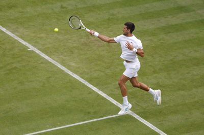 Novak Djokovic er ved at varme op til Wimbledon, som begynder mandag, og serberen er favorit til at vinde turneringen for ottende gang.