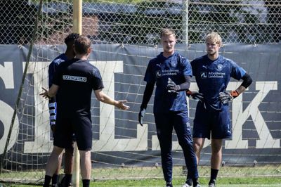 Vejen til spilletid for Oscar Hedvall (nummer to fra højre) er blevet endnu længere i FCM. Foto: Chresten Bergh