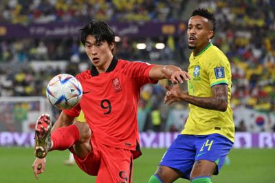 Den nye FCM-spiller Cho Gue-sung (t.v.) kontrollerer her bolden foran Brasiliens Eder Militao under sidste års VM-slutrunde. Foto: Ritzau Scanpix
