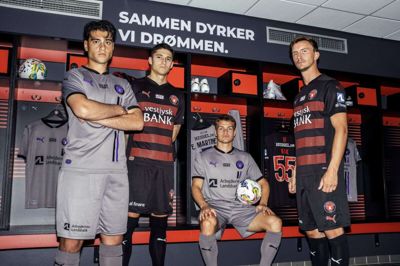 Aral Simsir (t.v.), Emiliano Martinez, Victor Bak Jensen og Kristoffer Olsson poserer i de nye spilletrøjer. Foto: FCM