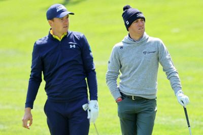 Jordan Spieth (tv) og Justin Thomas (th) har begge tidligere kunnet kalde sig verdens bedste mandlige golfspiller. Nu går de ind i fodbold. (Arkivfoto).