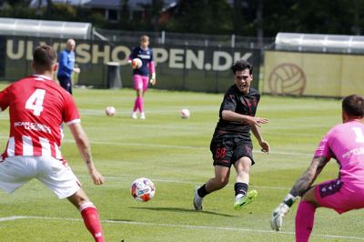 Aral Simsir tordnede bolden på overliggeren i testkampen mod AGF, som FCM først fik vendt til sejr i den ekstra halvleg. Foto: Chresten Bergh