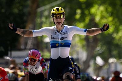 Lorena Wiebes fra Holland var hurtigst i den afsluttende massespurt på 3. etape af Tour de France Femmes.