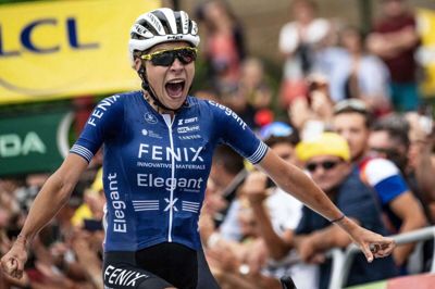 Hollandske Yara Kastelijn fejrer sin sejr på 4. etape af Tour de France Femmes.