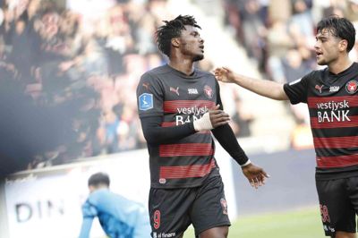 Sory Kaba fejrer sin scoring til 2-0 med Aral Simsir. Foto: Henrik Ole Jensen