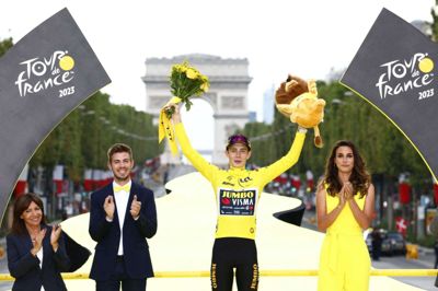 Triumfens stund: Jonas Vingegaard (i.m.) trådte adskillige gange op på podiet på Champs-Élysées med triumfbuen i baggrunden. Hædringen ville ingen ende tage - her er blandt andre Paris’ borgmester, Anne Hidalgo (t.v.), klar med lykønskning. Den 26-årige nordvestjyde vandt det samlede klassement i årets Tour de France med intet mindre end 7.29 minutter foran Tadej Pogacar på andenpladsen. Det er den største sejrsmargin siden 2014. Men Jonas Vingegaard er ikke mæt. Om en måned stiller han til start ved årets tredje og sidste Grand Tour, Vuelta a España. Foto: Ritzau Scanpix