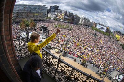 Jonas Vingegaard blev for andet år i træk hyldet foran tusindvis af fans på Rådhuspladsen for sin samlede sejr i Tour de France. Foto: Liselotte Sabroe/Ritzau Scanpix