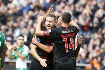 Forsvarskollega Sverrir Ingi Ingason (i.m.) fejrer 1-0-målet med målscorer Henrik Dalsgaard og Gustav Isaksen i forening. Scoringen faldt efter en indøvet hjørnesparkskombination. Foto: Henrik Ole Jensen