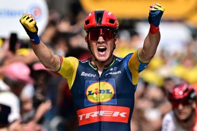Mads Pedersen (øverst) jubler efter at have passere målstregen først på 8. etape af årets Tour - en sprintersejr, den tidligere danske verdensmester sikrede sig i Limoges. I alt blev det til tre danske etapesejr i den 110. udgav af verdens største cykelløb. Foto: Ritzau Scanpix