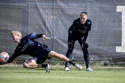 Oscar Hedvall (t.h.) observerer keeperkollegaen Jonas Lössl under træningen i FCM. Søndag får Hedvall lejlighed for at hilse på vennerne og rivalerne fra Silkeborg. Foto: Chresten Bergh