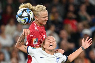 Pernille Harder i nærkamp med engelske Rachel Daly i fredagens VM-kamp, som englænderne vandt 1-0.