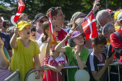 Der var stor jubel, da Jonas Vingegaard trådte op på scenen på Glyngøre Stadion torsdag eftermiddag. Foto: Steen Don