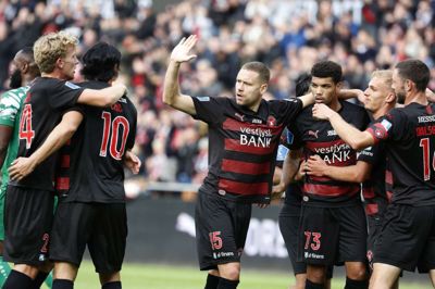 Det holdt hårdt i Luxembourg, men Sverrir Ingi Ingason (i.m.) og de øvrige FC Midtjylland-spillerne kan trods alt glæde sig over avancement i Conference League-kvalifikationen. Foto: Henrik Ole Jensen