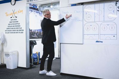 Med Pelle Hånberg som træner får spillerne ikke bare ordrer, de bliver involveret i de taktiske overvejelser med fortællinger. Svenskeren brugte også sin stemme flittigt på første træningsdag. Foto: Daniel André Stentz