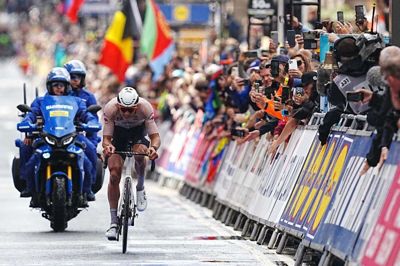 Mathieu van der Poel kørte solo og vandt VM-guld i Glasgow trods et styrt.