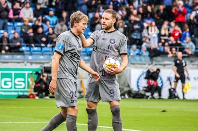 Oliver Sørensen (t.v.), der her bliver opmuntret af Sverrir Ingi Ingason i en tidligere kamp, var FC Midtjyllands bedste mod Omonia. Det mener i hvert fald Folkebladets udsendte. Foto: Claus Bech/Ritzau Scanpix
