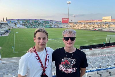 Omkring 50 passionerede FC Midtjylland-fans har taget turen til Cypern - blandt dem sjællænderne Marius Møller (t.v.) og Mads Brøgger, der her ses på GSP Stadium i Nicosia. Foto: Ole Bitsch