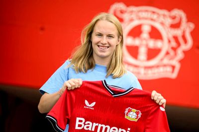 Cecilie Winther Johansen viser stolt sin nye spilletrøje frem. Den danske U23-landsholdsspiller fra Ikast har fået nummer syv på trøjen i tyske Bayer Leverkusen. Foto: Bayer04.de