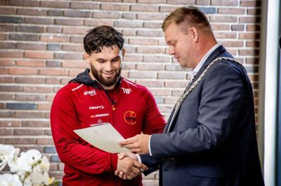 Bryderen Turpal Bisultanov giver hånd til borgmester i Guldborgsund Kommune, Simon Hansen (S), på borgmesterkontoret i Nykøbing Falster. Foto: Ingrid Riis/Ritzau Scanpix
