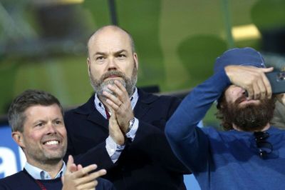 Bestseller-milliardæren Anders Holch Povlsen (i.m) - her under en kamp på MCH Arena i juli 2020 - forventes senere i dag at blive præsenteret som ny hovedaktionær i FC Midtjylland. Foto: Tom Laursen