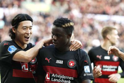 FCM’s nye angrebsduo - Gue-sung Cho (t.v.) og Franculino Djú - ligner allerede et godt match. Her jubler målscorerne sammen under sejren over Omonia i aftes på MCH Arena. Foto: Chresten Bergh