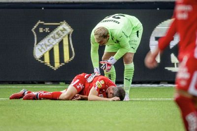 André Rømer (t.v.), der her tilses af BK Häckens målmand, Peter Abrahmsson, blev knæskadet under sin sidste kamp for svenske Elfsborg. Det var 29. juli. Siden har den »nye« FCM’er genoptrænet i Ikast. Foto: Ritzau Scanpix/TT