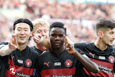 Angrebsduoen Gue-sung Cho (t.v.) og Franculino (i.m.) fejrer en af de mange scoringer mod Omonia Nicosia. Cho satte bolden i nettet på straffespark. Senere fulgte Franculino op med scoringer til 2-1, 3-1 og 4-1 og et vaskeægte hattrick i sin første optræden på MCH Arena. Foto: Chresten Bergh
