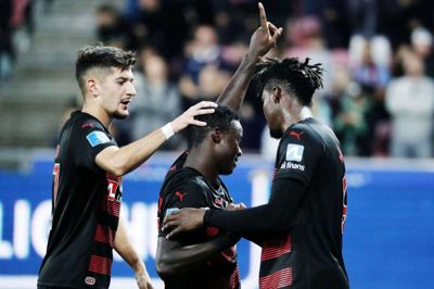 Armin Gigovic (t.v.) og Sory Kaba lykønsker Franculino Djú (i.m.) efter 4-1-målet. Det var en ren perle i sig selv og fuldbyrdede hjemmebanedebutantens hattrick. Foto: Chresten Bergh