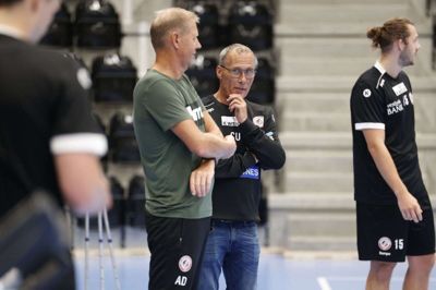 HC Midtjyllands nye cheftræner, Claus Uhrenholt (i.m.) må sandsynligvis undvære Rasmus Madsen (t.h.) i den første del af den nye sæson. Foto: Henrik Ole Jensen