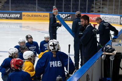 Spillerne spidser ører, når Frans Nielsen taler. Den 39-årige herningenser opnåede 949 kampe i verdens bedste ishockeyliga, NHL, i sin imponerende karriere. Foto: Torben Overgaard/HIK