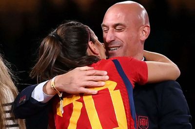 Efter at Spaniens kvindelandshold søndag vandt VM, kyssede Rubiales spilleren Jennifer Hermoso på læberne, da holdet skulle have deres medaljer efter den store triumf. Det har vakt kritik.