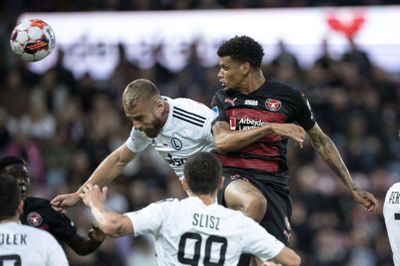 Juninho (t.h.) - her i en af sine mange luftdueller mod Legia Warszawa - har haft en opløftende indledning på sæsonen i det midtjyske midterforsvar. Af samme grund er brasilianeren træt af, at FCM indkasserede tre mål mod polakkerne. Foto: Bo Amstrup/Ritzau Scanpix