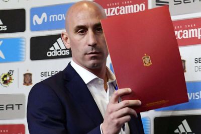 Presset stiger på præsidenten for det spanske fodboldforbund, Luis Rubiales, hvor Det Internationale Fodboldforbund (Fifa) nu har åbnet en disciplinærsag mod ham som følge af VM-kys.