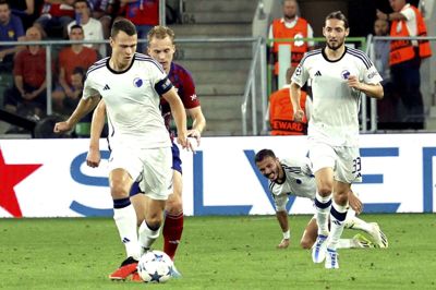Viktor Claesson (til venstre) og Rasmus Falk (til højre) og de øvrige FC København-spillere fik igangsat tirsdagens kamp i Polen til tiden, men den burde være udskudt på grund af vejret, mener Spillerforeningen.