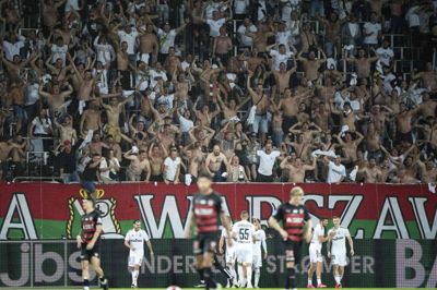 Legia-spilerne fejrer 3-3-målet med sine medrejsende polske fans, mens ærgrelsen lyser ud af FCM'erne. Værterne smed tre føringer i det hæsblæsende europæiske opgør. Foto: Bo Amstrup/Ritzau Scanpix