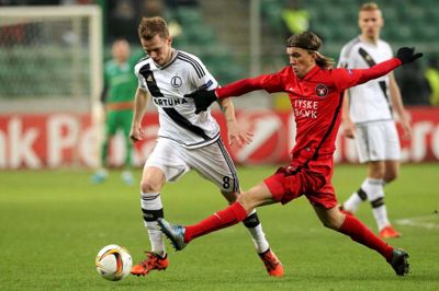 Kristoffer Olsson sætter en tackling ind mod slovakiske Ondrej Duda i udekampen mod Legia Warszawa i november 2015. Svenskeren husker Legia-kampene tydeligt og ser frem til gensynet. Foto: Ritzau Scanpix