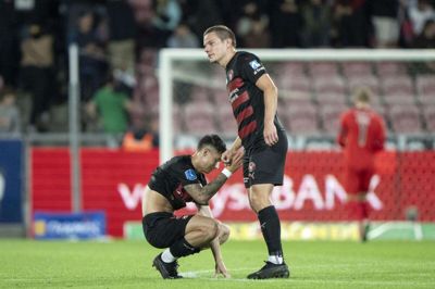 Følelsen står malet i ansigterne på Emiliano Martinez og Stefan Gartenmann efter slutfløjt. De er skuffede. FCM’erne følte, at de leverede varen - uden at få belønningen. Men boet bliver først gjort endeligt op om en uge i Warszawa. Foto: Bo Amstrup/Ritzau Scanpix
