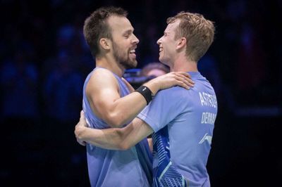 Kim Astrup (t.h.) og Anders Skaarup Rasmussen kunne ikke være gladere, da de lørdag spillede sig videre til VM-finalen i badminton på dansk jord. Foto: Mads Claus Rasmussen/Ritzau Scanpix