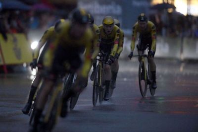 Jumbo-Visma og Jonas Vingegaard (i midten) fik ikke den bedste start i Vueltaen. Det skyldtes blandt andet en punktering hos Vingegaard, der var nødt til at skifte cykel undervejs.