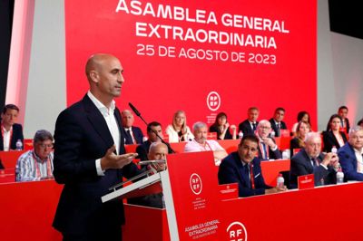 Luis Rubiales sagde fredag, at hans handlinger ikke retfærdiggjorde, at han skulle miste sit job.