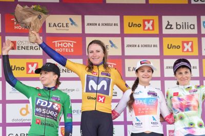 Cecilie Uttrup Ludwig (t.v.) måtte på enkeltstarten i Herning aflevere den gule førertrøje til hollandske Annemiek van Vletuen. Hollændren er nu 17 sekunder foran før søndagens sidste etape. I hvid trøje er det Alena Ivanchenko, der fører ungdomskonkurrence. Elise Shabby kører i løbets bjergtrøje. Foto: Claus Fisker/Ritzau Scanpix