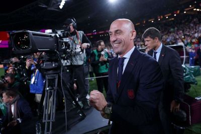 Spaniens fodboldpræsident, Luis Rubiales, har været genstand for hård kritik, siden han kyssede en spansk landsholdsspiller på munden.