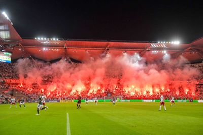 Sådan ser nordtribunen ofte ud, når Legia Warszawa spiller på hjemmebane. Pyroteknik er ikke tilladt i Uefas klubturneringer, men det er ikke altid, at polakkerne husker den regel ret godt. Jacek Prondzynski/Zuma/Ritzau Scanpix
