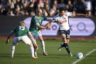 Adam Daghim (th.) nærmer sig et skifte til østrigsk fodbold, og det vil skæppe godt i AGF's klubkasse. (Arkivfoto).