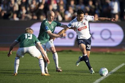 Adam Daghim (th.) nærmer sig et skifte til østrigsk fodbold, og det vil skæppe godt i AGF's klubkasse. (Arkivfoto).