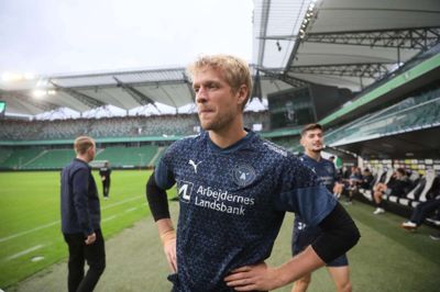 Jonas Lössl strutter af spillelyst, når han kigger rundt på Stadion Wojska Polskiego, der er udsolgt til det afgørende opgør mellem Legia Warszawa og FC Midtjylland. Her er målmanden fotograferet, mens han er i dialog med Folkebladets udsendte. Foto: Leszek Szymanski/Ritzau Scanpix/EPA