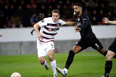 Stefan Gartenmann (t.v.) - her i en europæisk hjemmekamp mod østrigske Sturm Graz - er fortid i FC Midtjylland. Midtstopperen, der nåede 38 kampe og 4 mål for Ulvene, er solgt til ungarske Ferencváros.