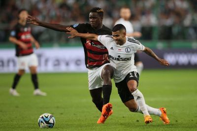 Franculino Djú og holdkammeraterne fra FC Midtjylland kan være indsatsen bekendt torsdag aften i Polen. Men det ændrer ikke ved, at det er et nyrehug til ambitionerne, at holdet ikke når gruppespillet i Conference League. Foto: Leszek Szymanski/Ritzau Scanpix