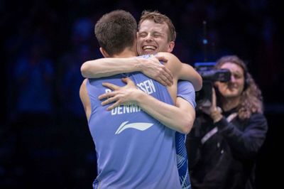 Kim Astrup krammer med sin doublemakker Anders Skaarup Rasmussen efter at de vandt deres VM-semifinale i Royal Arena i lørdags. Dagen efter måtte de dog overgive sig i finalen. Det var nogle overvældende dage foran ellevilde danske tilskuere. Foto: Mads Claus Rasmussen/Ritzau Scanpix