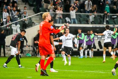 Målmand Jonas Lössl forsøger at opmuntre holdkammeraterne og holde fanen højt efter Legia Warszawas føringsmål. Det lykkedes. FCM fik udlignet og havde også et skud på stolpen senere. Foto: Jacek Prondzynski/Ritzau Scanpix/Zuma